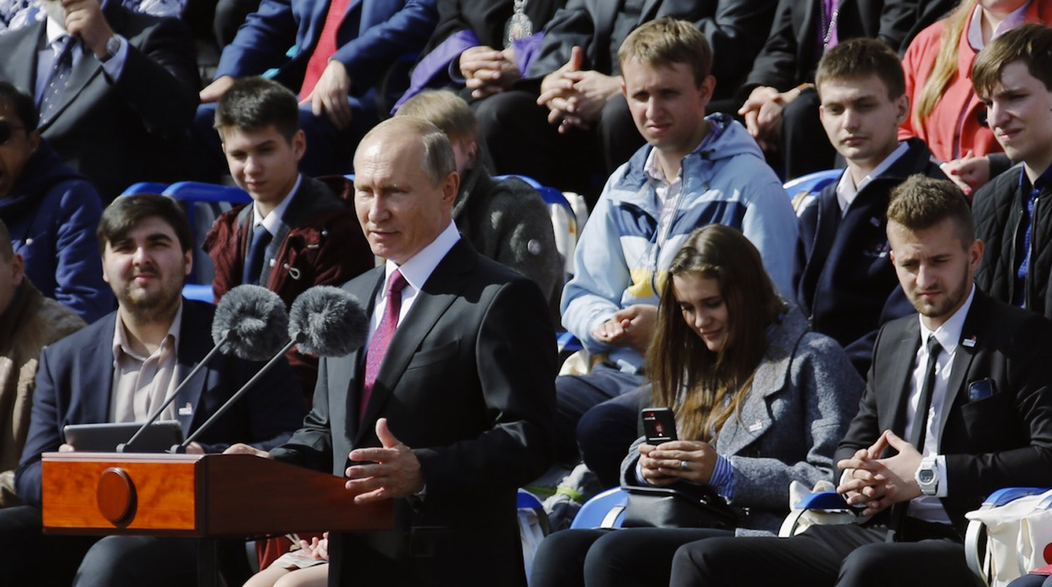 Президент РФ Владимир Путин выступает на торжественной церемонии открытия Дня города на Красной площади в Москве
