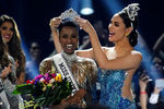 Корону ей вручила победительница прошлого года, уроженка Филиппин Катриона Грэй (справа)