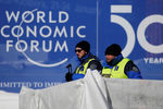 Сотрудники полиции во время Всемирного экономического форума в Давосе, 21 января 2020 года