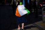 Мужчина с флагом Ирландии в День Святого Патрика в Дублине, 17 марта 2021 года