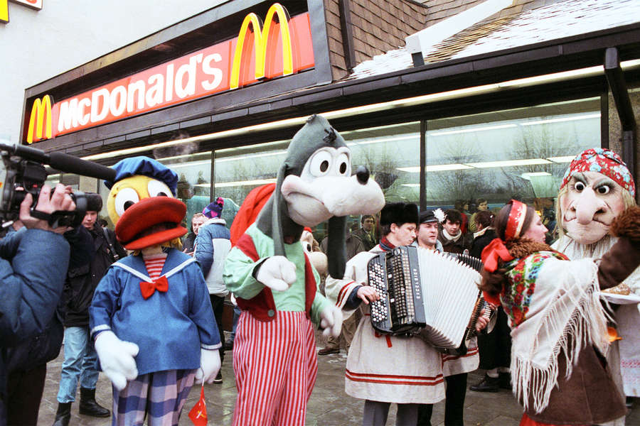 On Pushkinskaya Square in Moscow during the opening of the first McDonald's restaurant, January 31, 1990