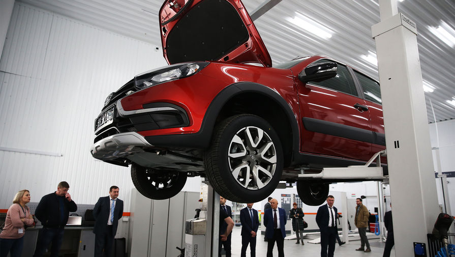 "В силу известных обстоятельств и причин". Путин — о проблемах автопрома в России