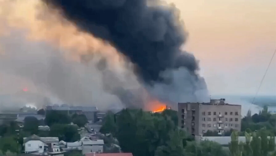 Рынок возле железнодорожного вокзала горит в Киевском районе Донецка