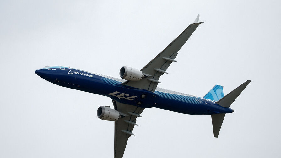 Пассажирский Boeing совершил вынужденную посадку из-за возгорания двигателя