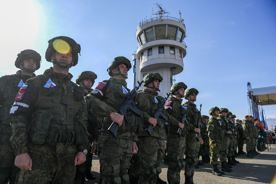 Российские миротворцы на территории военного городка под Степанакертом 
