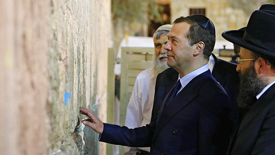 Дмитрий Медведев в&nbsp;традиционной еврейской ермолке (кипе) рядом со Стеной Плача в&nbsp;Иерусалиме