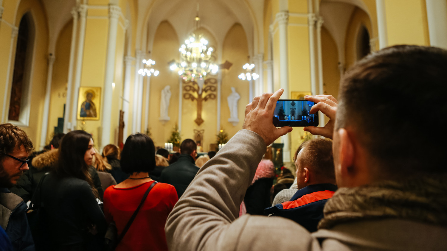 На рождественской мессе в римско-католическом костеле непорочного зачатия Пресвятой Девы Марии в Москве
