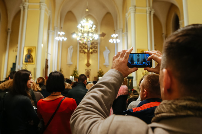 На рождественской мессе в римско-католическом костеле непорочного зачатия Пресвятой Девы Марии в Москве