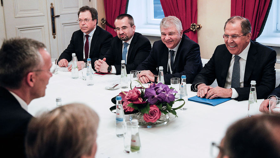 Министр иностранных дел России Сергей Лавров и генсек НАТО Йенс Столтенберг во время встречи в Мюнхене, 17 февраля 2017 года