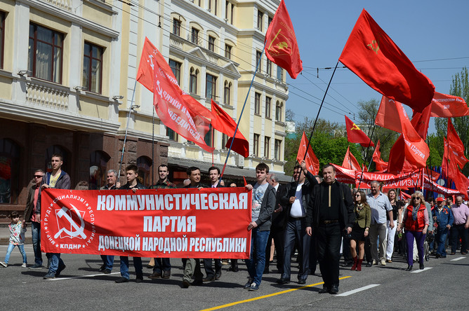 Участники первомайской демонстрации в Донецке, 1 мая 2017 года