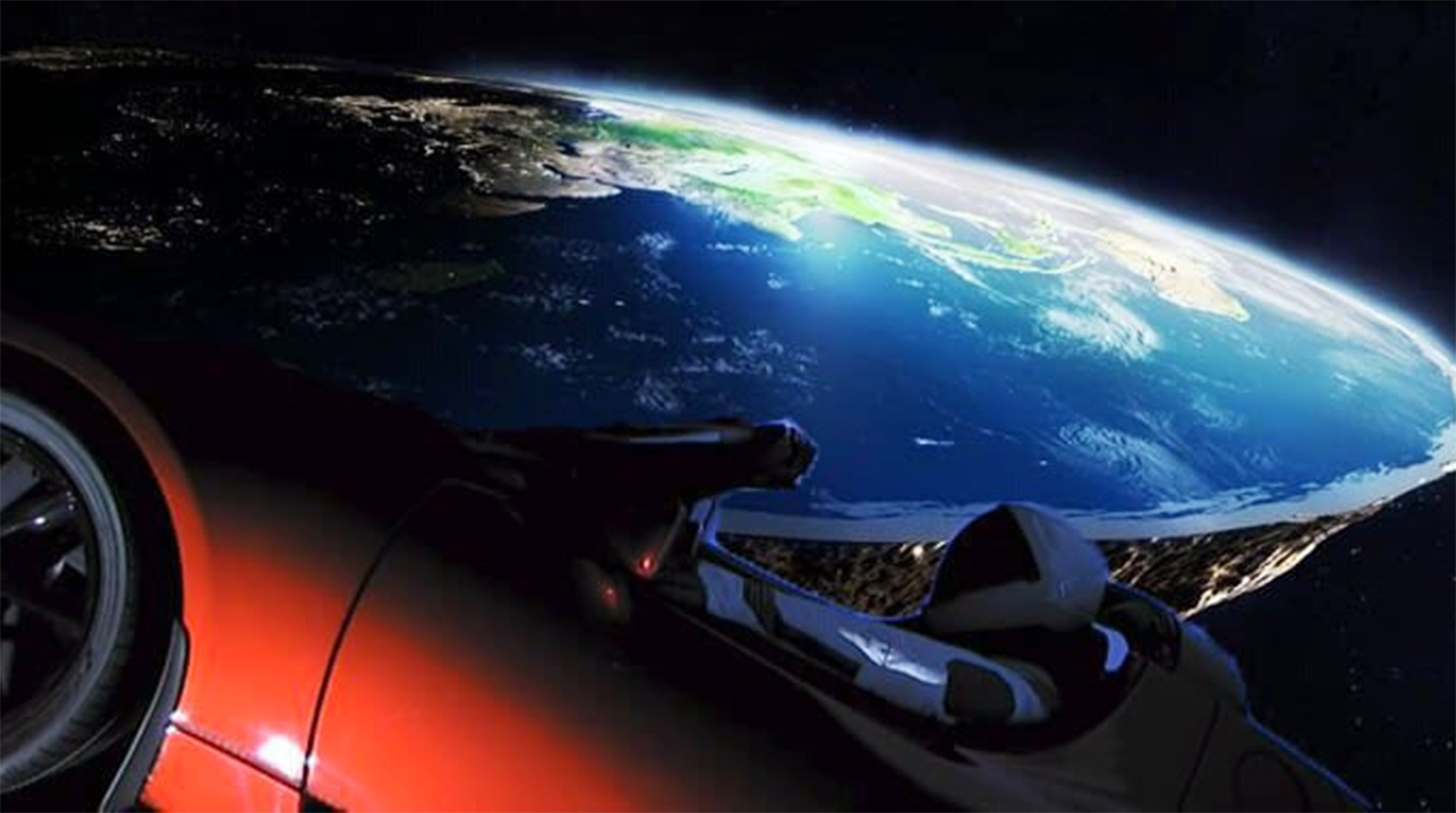 Tesla Roadster Илона Маска на фоне плоской Земли (коллаж)