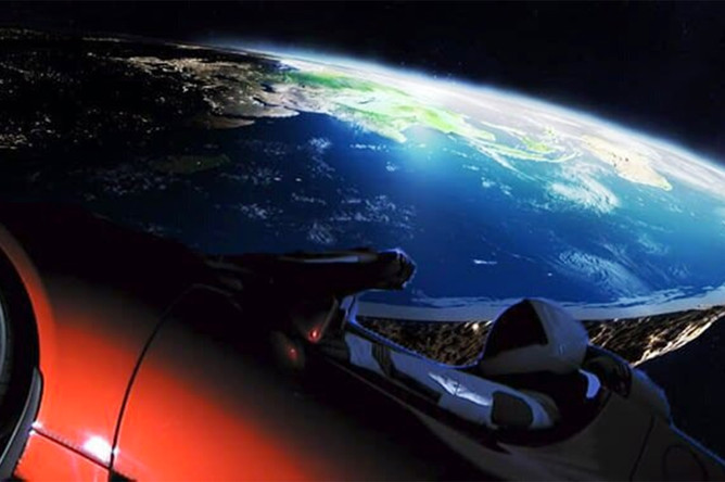 Tesla Roadster Илона Маска на фоне плоской Земли (коллаж)