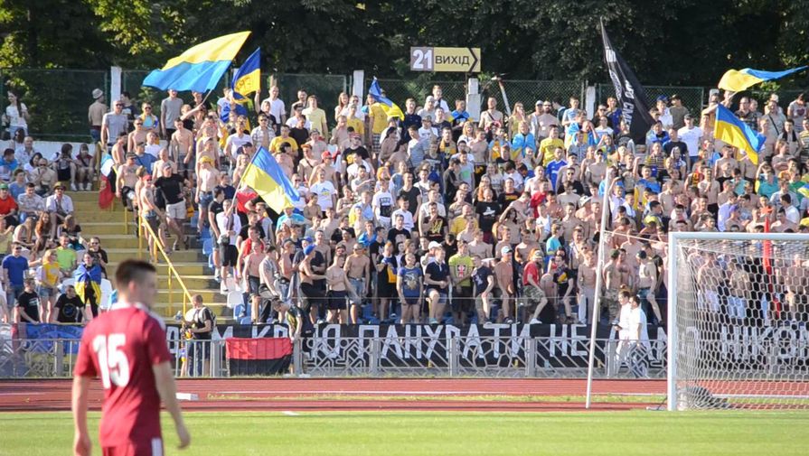 Украинские фанаты на футбольном матче 