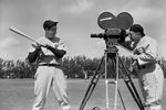 Игрок «Нью-Йорк Янкиз» Джо Ди Маджио во время фотосессии в тренировочном лагере команды в Сент-Питерсберге, штат Флорида, 1939 год