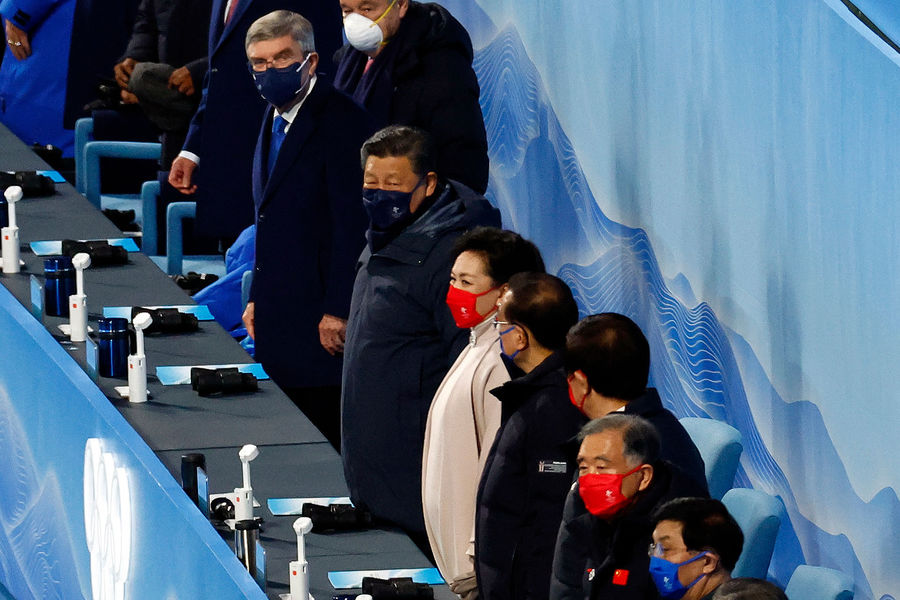 Президент Международного олимпийского комитета Томас Бах и Председатель КНР Си Цзиньпин на церемонии открытия на Национального стадиона «Птичье гнездо» в Пекине, 4 февраля 2022 года
