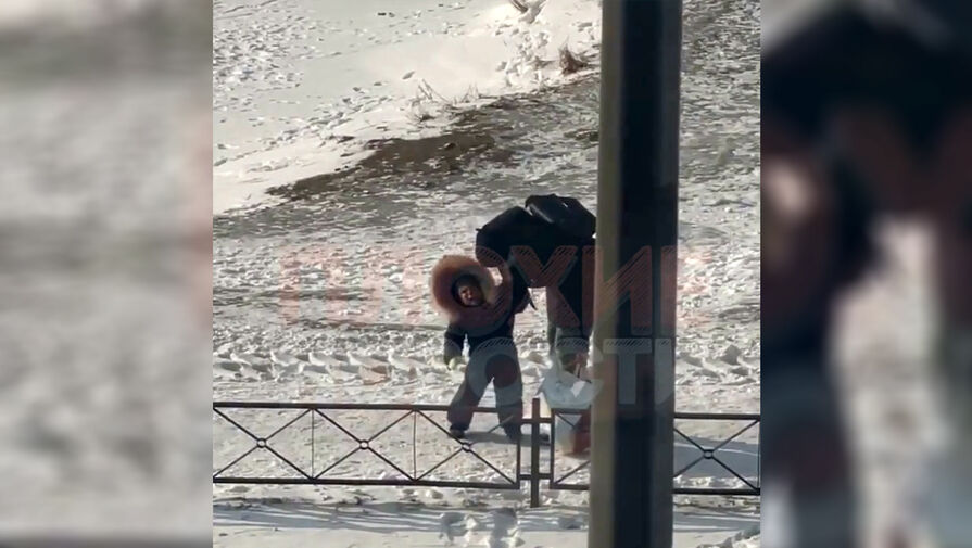 В сети появилось видео с издевательствами матери над малолетним сыном на улице Петербурга