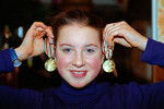 Ирина Слуцкая со своими золотыми медалями, 1997 год