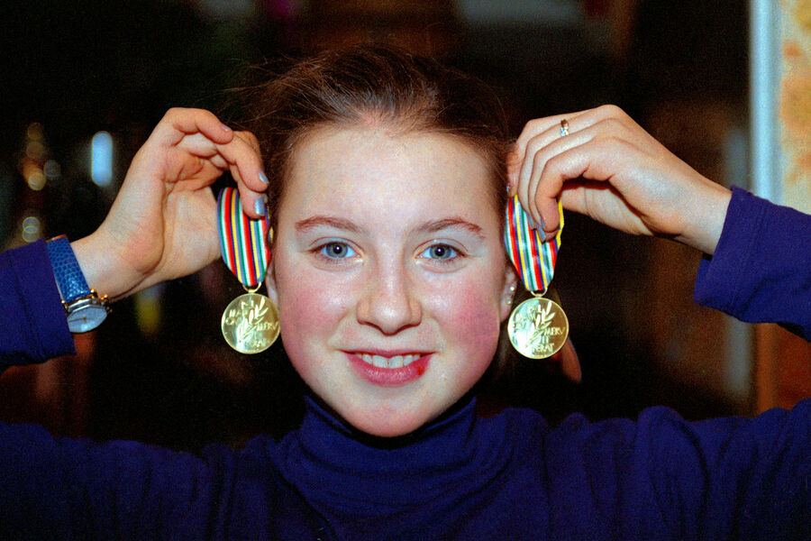 Ирина Слуцкая со своими золотыми медалями, 1997&nbsp;год