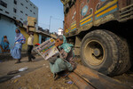Индийский рабочий читает газету на рынке в Гувахати, Индия, 8 февраля 2024 года.