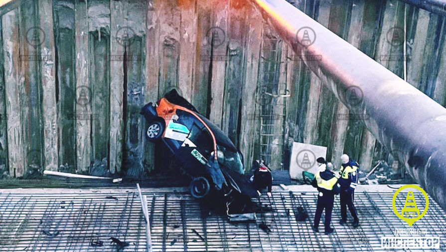 В Петербурге автомобиль каршеринга улетел в глубокий котлован, уходя от погони ДПС