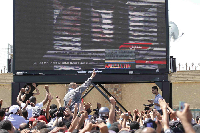 Первое заседание суда над&nbsp;экс-президентом Хосни Мубараком транслировалось египетским гостелевидением в&nbsp;прямом эфире.