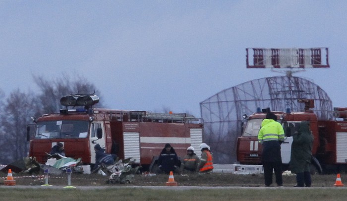 Пожарные машины на&nbsp;месте крушения пассажирского самолета Boeing 737&nbsp;в&nbsp;аэропорту Казани