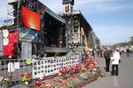 Цветы и свечи у портретов погибших во время февральских беспорядков на площади Независимости в Киеве