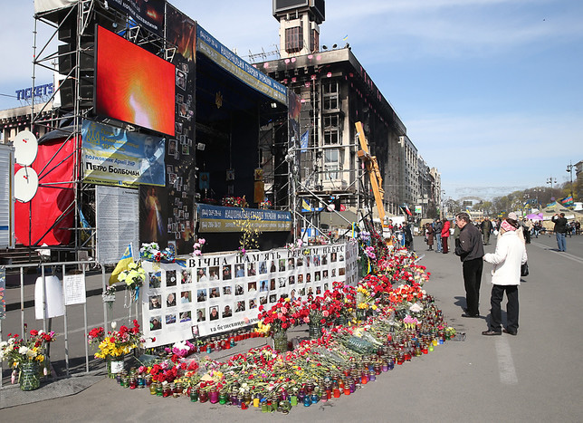 Цветы и свечи у&nbsp;портретов погибших во время февральских беспорядков на&nbsp;площади Независимости в&nbsp;Киеве