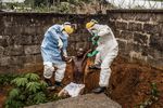 Американец Пит Мюллер стал первым в категории «Общие новости» с серией фотографий медицинских работников центра по борьбе с вирусом Эбола во Фритауне. На снимке — врачи сопровождают пациента, страдающего от вызванной вирусом лихорадки, в изолятор