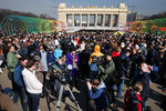 Москвичи наблюдают за солнечным затмением в Парке Горького