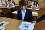 Школьник во время проведения единого государственного экзамена по географии в одной из школ Москвы