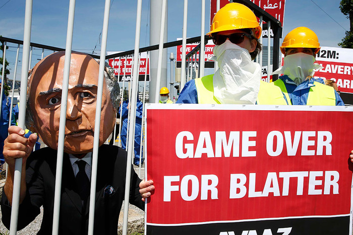 В Цюрихе студенты призвали Блаттера покинуть пост президента FIFA