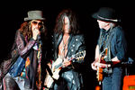 Вокалист Стивен Тайлер и музыканты группы Aerosmith Джо Перри и Брэд Уитфорд на концерте в Москве
