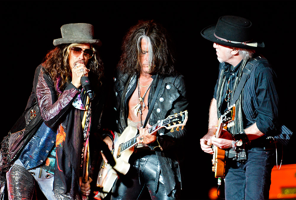 Вокалист Стивен Тайлер и музыканты группы Aerosmith Джо Перри и Брэд Уитфорд на концерте в Москве