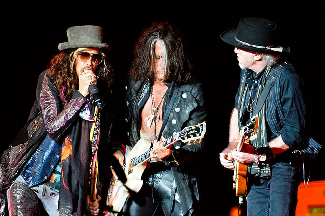 Вокалист Стивен Тайлер и музыканты группы Aerosmith Джо Перри и Брэд Уитфорд на концерте в Москве