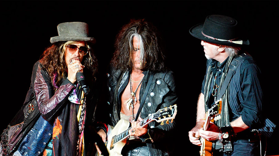 Вокалист Стивен Тайлер и музыканты группы Aerosmith Джо Перри и Брэд Уитфорд на&nbsp;концерте в&nbsp;Москве
