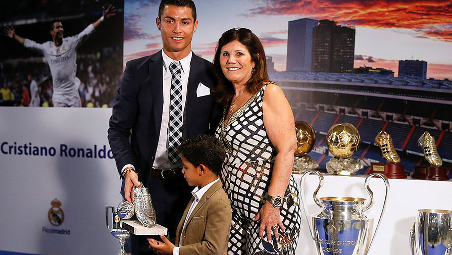 В 2015 году Роналду стал лучшим бомбардиром мадридского &laquo;Реала&raquo; в истории. На фото: Криштиану Роналду с мамой и сыном Криштиану Роналду-младшим