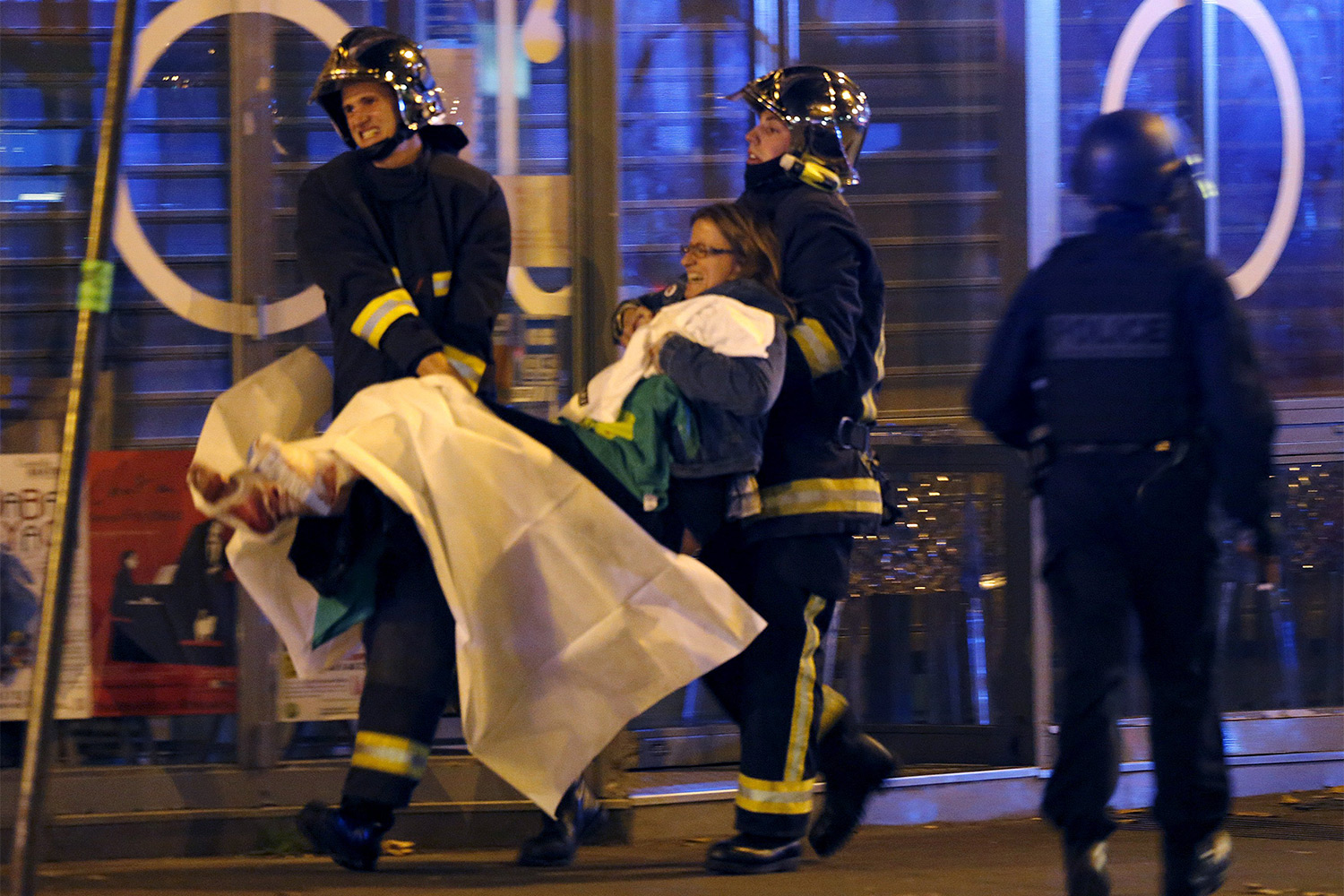 Ситуация около театра Bataclan, где взяты в заложники более 100 человек