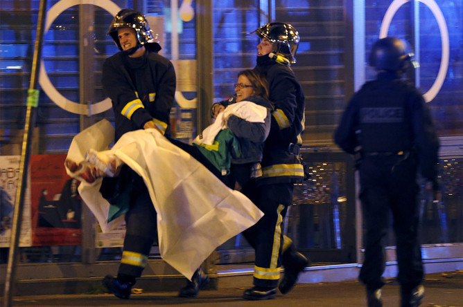 Ситуация около театра Bataclan, где взяты в заложники более 100 человек