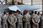 Министр обороны Великобритании Майкл Фэллон общается с военнослужащими Королевских авиационных сил Великобритании на базе на юге Кипра