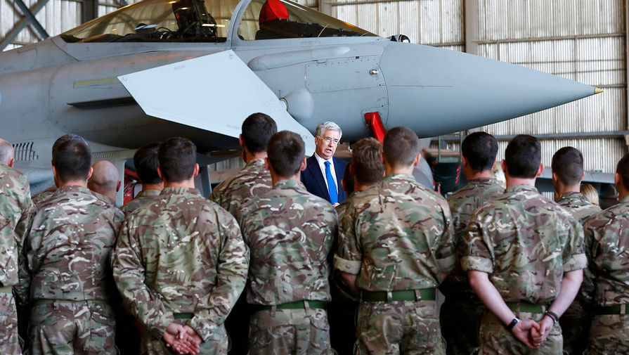 Министр обороны Великобритании Майкл Фэллон общается с&nbsp;военнослужащими Королевских авиационных сил Великобритании на&nbsp;базе на&nbsp;юге Кипра