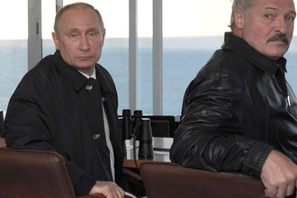 Президенты России и Белоруссии Владимир Путин (слева) и Александр Лукашенко на полигоне Хмелевка в Калининградской области