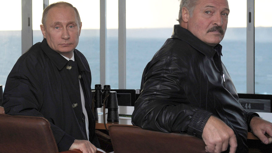Президенты России и Белоруссии Владимир Путин (слева) и Александр Лукашенко на полигоне Хмелевка в Калининградской области