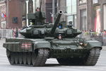 Танк Т-90А во время проезда военной техники по Тверской улице на Красную площадь