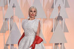 Леди Гага на премии Оскар в 2015 в платье от Аззедина Алайи