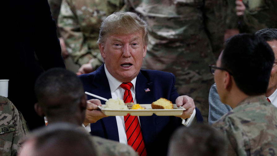 Президент США Дональд Трамп во время ужина с&nbsp;военнослужащими на&nbsp;авиабазе Баграм в&nbsp;Афганистане, 28 ноября 2019 года