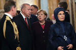 Президент Турции Реджеп Тайип Эрдоган разговаривает с канцлером Германии Ангелой Меркель, справа жена Эрдогана перед началом на приеме в Букингемском дворце в рамках саммита глав государств и правительств стран НАТО по случаю 70-летия альянса