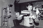 Леонард Нимой во время работы в фотолаборатории со своими снимками, 1980-е годы