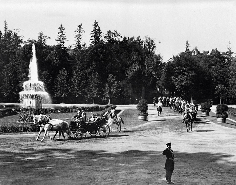 Прогулка петербургской знати по&nbsp;парку в&nbsp;Петергофе, 1900-е годы