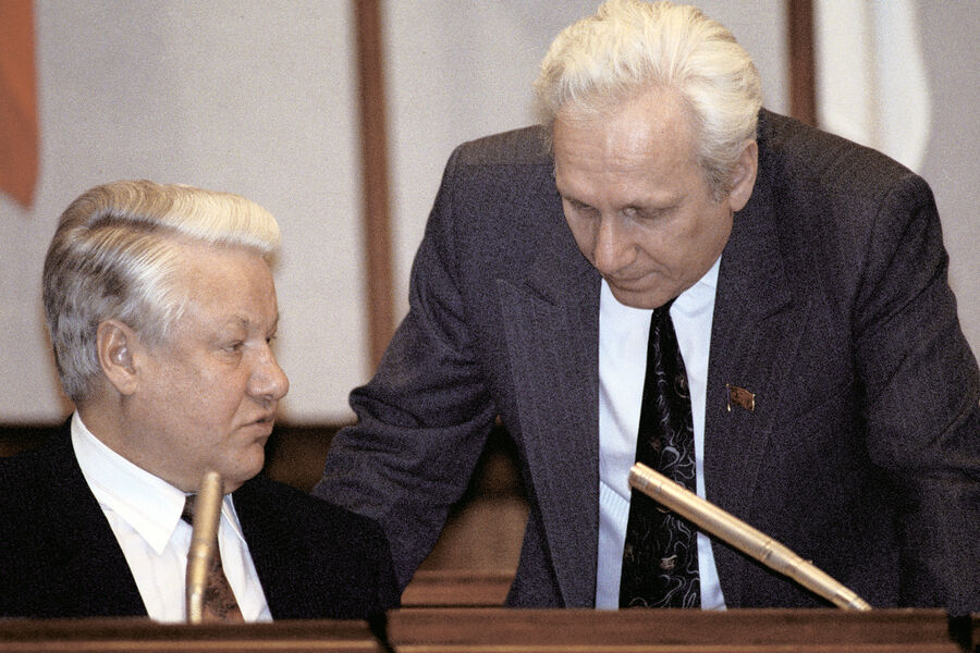 Президент РФ Борис Ельцин и руководитель его администрации Сергей Филатов